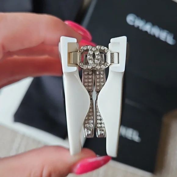 CHANEL Foldable White Silver Quilted Crystal CC Logo Sunglasses - Picture 8 of 8